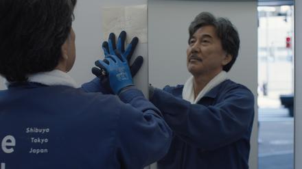 Fast eine spirituelle Zeremonie: Hirayama (Koji Yakusho) putzt Toiletten in Tokio und spielt auf einem Zettel „Drei gewinnt“ gegen einen unbekannten Mitspieler. 