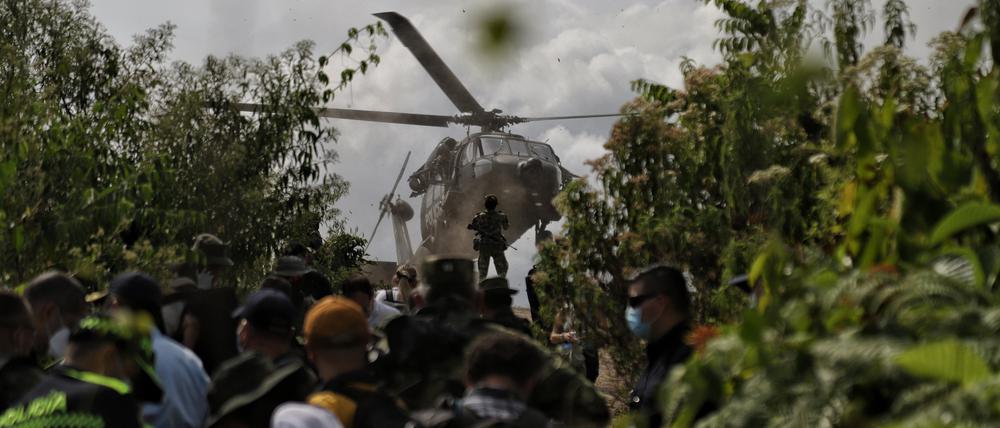 Soldaten sind in San Pablo, Kolumbien auf Koka-Plantagen im Einsatz. 
