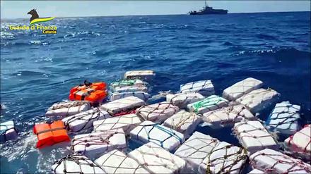 Kokain-Pakete schwimmen im Meer vor der Ostküste Italiens. 
