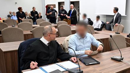 02.11.2023, Nordrhein-Westfalen, Köln: Die Angeklagten warten mit ihren Rechtsanwälten auf den Beginn des Prozesses. 
