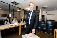 Ministerpräsident Daniel Günther (CDU) wirft seinen Stimmzettel zur Kommunalwahl in die Wahlurne.