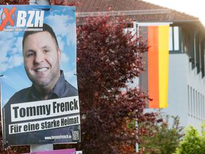 Ein Wahlplakat von Tommy Frenck vom ·Bündnis Zukunft Hildburghausen· hängt vor dem Landratsamt Hildburghausen, für das heute ein neuer Landrat gewählt wird.