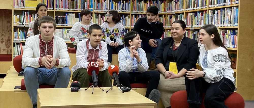 Darja Herassymtschuk (2.v.r), Beauftragte des ukrainischen Präsidenten für Kinderrechte und Kinderrehabilitation, und neun aus Russland zurückgekehrte ukrainische Kinder bei einem Gespräch mit der Presse.