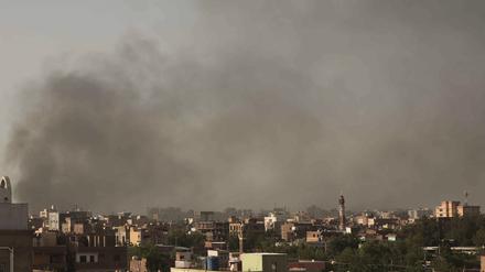 ARCHIV - 29.04.2023, Sudan, Khartum: Rauch steigt auf, als das schwere Artilleriefeuer anhält. Erneut kam es in der Haupstadt zu schweren Gefechten