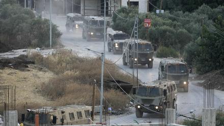 Ein Konvoi von Armeefahrzeugen ist während eines israelischen Militäreinsatzes in Dschenin zu sehen.