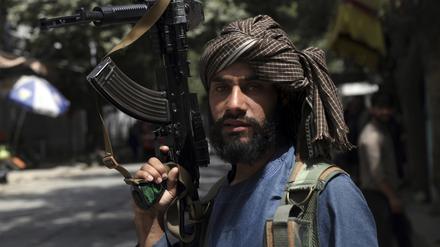 Ein Taliban-Kämpfer steht an einem Kontrollpunkt im Viertel Wazir Akbar Khan (Archivbild vom 18.08.2021).