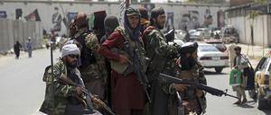 Schwer bewaffnete Taliban-Kämpfer patrouillieren durch Kabul: Seit ihrer Machtübernahme kontrolliert die militant-islamistische Gruppe Afghanistan (Archivfoto).