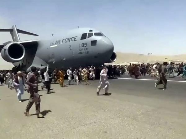 Dramatische Szenen am Flughafen von Kabul: Hunderte Menschen stürmten am 16. August 2021 panisch das Rollfeld, als die ersten Evakuierungsflüge abhoben.