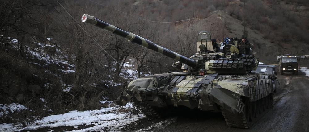 Ein aserbaidschanischer Panzer rollt über eine Straße, nachdem eine Region in Berg-Karabach in aserbaidschanische Kontrolle übergeben wurde. 