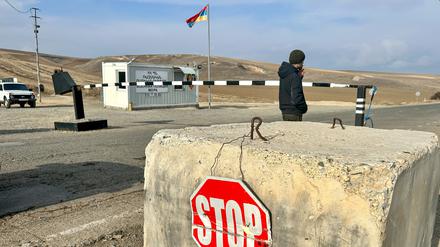 Der sogenannte Latschin-Korridor, die einzige Straße, die Armenien mit Berg-Karabach verbindet, ist abgeschnitten, sodass Berg-Karabach völlig vom Land isoliert und ohne Versorgung ist.