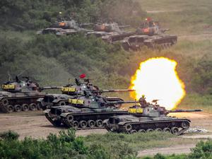 CM-11-Panzer feuern Kanonen während einer zweitägigen Schießübung im Bezirk Pingtung ab. 