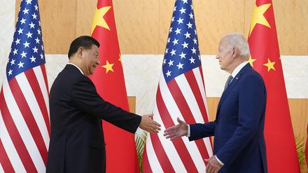 US-Präsident Joe Biden (r), schüttelt dem chinesischen Präsidenten Xi Jinping bei ihrem Treffen vor dem G20-Gipfel die Hand. 