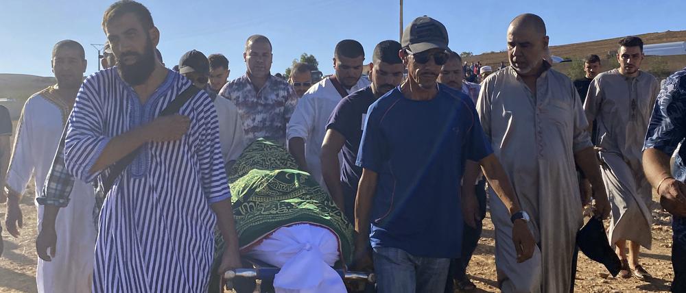 Beerdigung einer der getöteten Männer in Marokko.