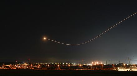 Israels Iron-Dome-Raketenabwehrsystem wird gegen eine Rakete eingesetzt.