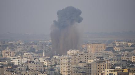 Rauch, der durch einen israelischen Luftangriff verursacht wurde, steigt über den Dächern auf.
