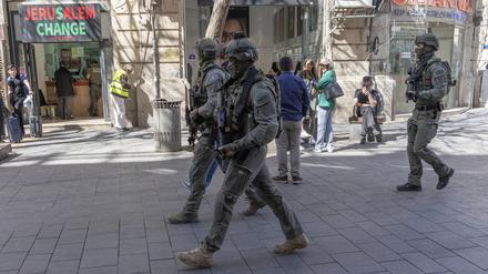 Mitglieder der israelischen Grenzpolizeieinheit Yamas patrouillieren durch die Straßen von Jerusalem auf der Suche nach einem Verdächtigen, nachdem sie einen Sicherheitsalarm erhalten haben.