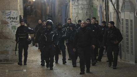 31.03.2023, Israel, Jerusalem: Die israelische Polizei rückt in der Altstadt von Jerusalem aus, nachdem Berichte über Schüsse auf dem Gelände der Al-Aqsa-Moschee während des muslimischen heiligen Monats Ramadan eingegangen sind.+