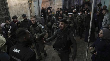  Israelische Polizei in der Altstadt von Jerusalem, Stunden nach Zusammenstößen zwischen israelischen Sicherheitskräften und Palästinensern am Tempelberg. 
