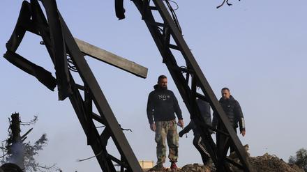  Libanesen überprüfen einen vermutlich durch einen israelischen Luftangriff zerstörten Transformatormast im Dorf Maaliya im Südlibanon. Als Reaktion auf den schweren Raketenbeschuss vom Vortag hat Israel in der Nacht zum Freitag Ziele im Libanon sowie im Gazastreifen angegriffen.