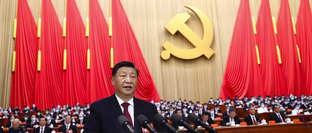 16.10.2022, China, Beijing: Xi Jinping, Präsident von China, hält eine Rede während der Eröffnungszeremonie des 20. Nationalen Kongresses der Kommunistischen Partei Chinas.