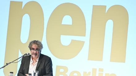 Deniz Yücel bei seiner Kongress-Eröffnungsrede am Samstag in Berlin