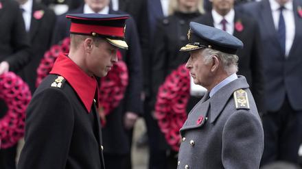 Im Fokus: König Charles III.  (rechts) und sein Sohn, Thronfolger Prinz William, bei einer Gedenkfeier zum Volkstrauertag im November. 