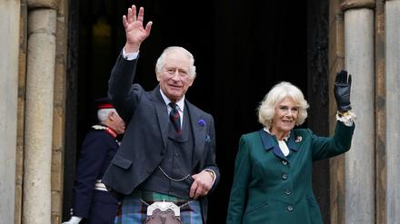 Geübt im Winken. König Charles III. und Königin-Gemahlin Camilla können aber auch Hände schütteln. 