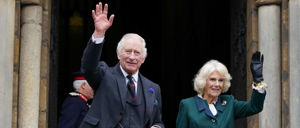 König Charles III. von Großbritannien und Königsgemahlin Camilla winken beim Verlassen der Abbey von Dunfermline.