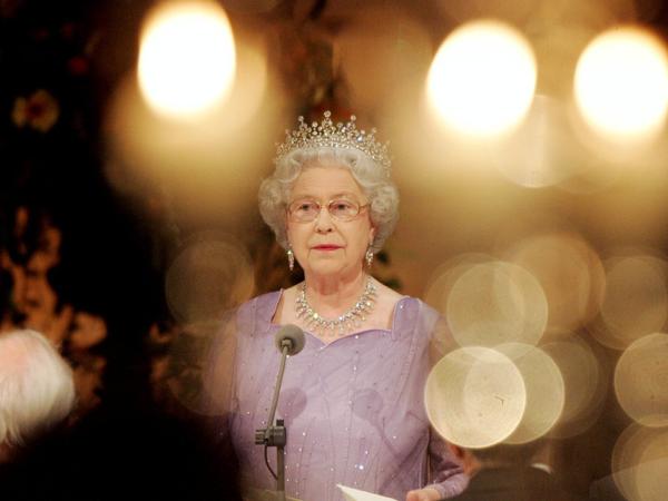 Die britische Königin Elizabeth II. 2004 während eines Staatsbanketts.