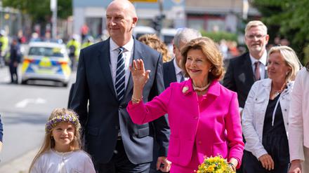 Königin Silvia von Schweden und Dietmar Woidke (SPD), Ministerpräsident von Brandenburg, kommen zur feierlichen Eröffnung des Wohnquartiers für an Demenz erkrankte Menschen. 