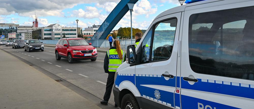 Die Bundespolizei kontrolliert den Einreiseverkehr am deutsch-polnischen Grenzübergang Stadtbrücke zwischen Frankfurt (Oder) und Slubice.