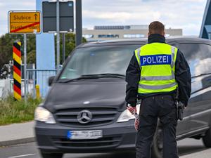 Die Bundespolizei kontrolliert den Einreiseverkehr am deutsch-polnischen Grenzübergang Stadtbrücke zwischen Frankfurt (Oder) und Slubice. 
