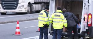 Bundespolizisten kontrollieren einen Kleintransporter im sächsischen Reitzenhain nahe der deutsch-tschechischen Grenze.