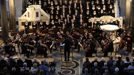 Friedenskirchen-Kantor Caspar Wein gibt mit dem Oratorienchor sein erstes großes Konzert in Potsdam in der Friedenskirche. 129 Sänger:innen sind beteiligt.