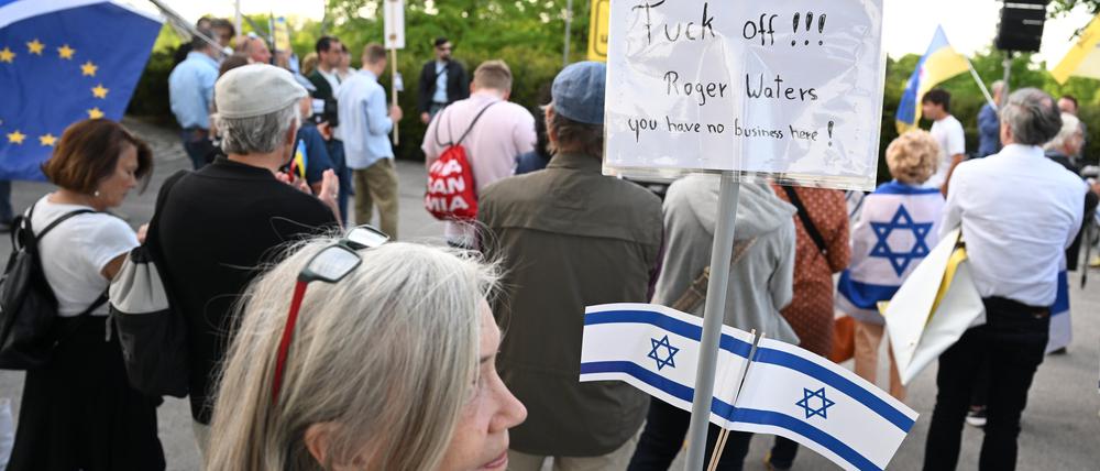 Menschen demonstrieren vor dem Auftritt des Pink-Floyd-Mitbegründer Roger Waters im Rahmen seiner Deutschland-Tour «This Is Not A Drill» vor der Olympiahalle in München.