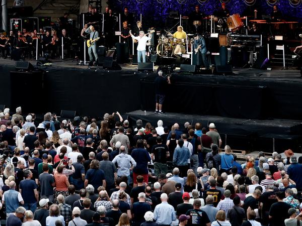 Großer Waldbühnen-Abend. Simon Townshend (l-r), Gitarrist, Zak Starkey, Schlagzeuger, Roger Daltrey, Sänger, und Pete Townshend, Gitarrist der Band The Who, spielen beim Konzert von The Who with Orchestra - „Hits Back!“ . 