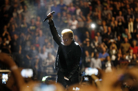 U2-Sänger Bono am Donnerstag in Berlin auf der innocence and eXperience-Tour 2015.