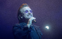 Bono, Sänger der irischen Rockband U2, beim Konzert in der Mercedes-Benz-Arena.