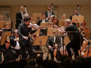 Augustin Hadelich spielt Brahms’ Violinkonzert, Joana Mallwitz dirigiert das Konzerthausorchester.
