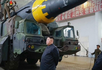 Ein Bild des nordkoreanischen Fernsehens zeigt angeblich Kin Jong Un in einem Testgelände für Raketen.