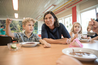 Seit Beginn des Schuljahres gibt es an Grundschulen ein kostenloses Mittagessen. Für Wegner ein Füllhorn kostenloser Leistungen.