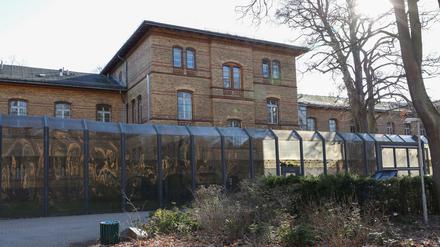  Blick auf eines der Gebäude vom Krankenhaus-Maßregelvollzug für als psychiatrisch auffällig oder suchtkrank eingestufte Straftäter auf dem Gelände der Karl-Bonhoeffer-Nervenklinik