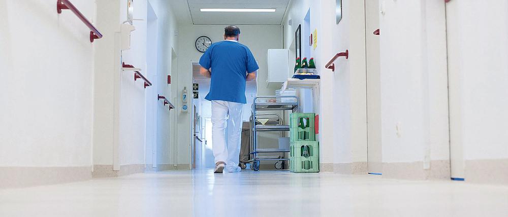 Ein Krankenpfleger geht über einen Flur in einem Krankenhaus: Laut einer repräsentativen Umfrage erwarten Kliniken in Deutschland keine Verbesserungen bei der Behandlungsqualität sowie beim Personalmangel. (Archivfoto)
