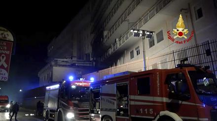 Fahrzeuge der italienischen Feuerwehr stehen vor dem Krankenhaus San Giovanni Evangelista, nachdem ein Feuer ausgebrochen war, bei dem Menschen ums Leben kamen.