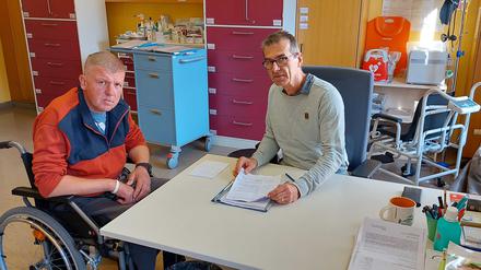 Der Arzt Ingo Flessenkämper mit seinem polnischen Patienten Adamek.