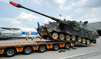 Eine Panzerhaubitze 2000 fährt 2013 auf einen Tieflader auf dem Flughafen Leipzig/Halle (Archivbild).