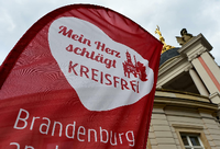Flaggen-Protest der kreisfreien Städte. Brandenburg (Havel) und Cottbus sollen beispielsweise ihre Eigenständigkeit verlieren.