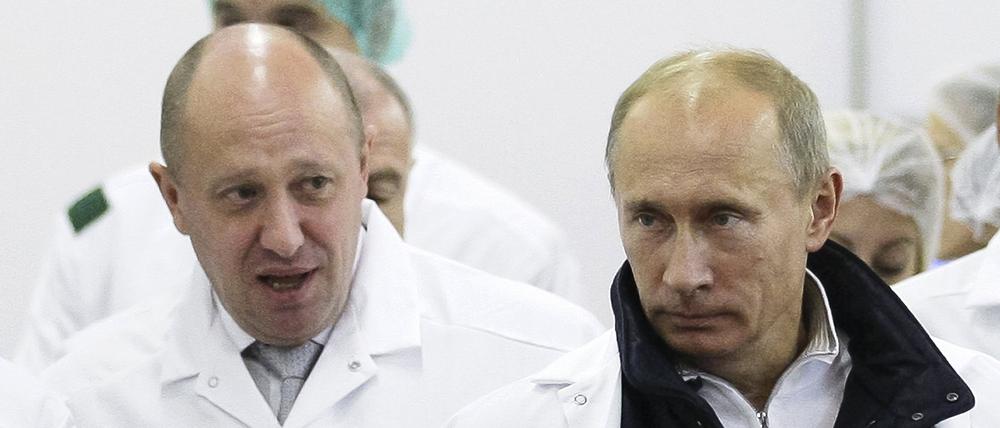 Jewgeni Prigoschin, auch bekannt als „Putins Koch“, führt Russland Präsident Wladimir Putin durch seine Fabrik, die Schulspeisungen herstellt. 