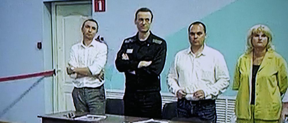 Alexej Nawalny (2.v.l), Oppositionspolitiker aus Russland, ist in einem von der russischen Strafvollzugsbehörde zur Verfügung gestellten Videolink auf einem Bildschirm zu sehen.