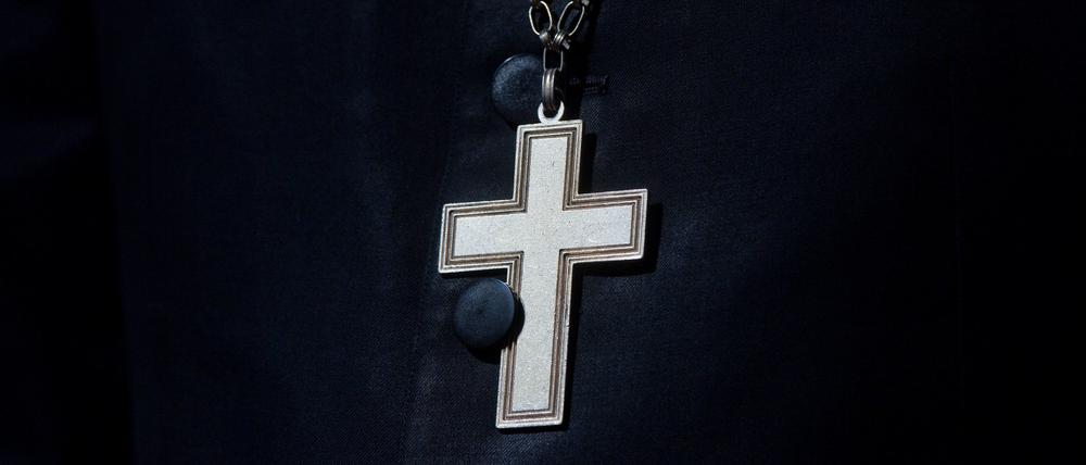 Ein Kreuz glänzt am Hals von Heinrich Bedford-Strohm, damals EKD-Ratspräsident.